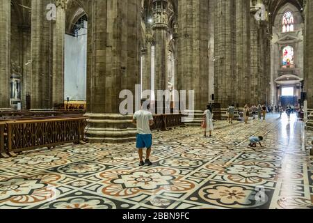 MAILAND, ITALIEN - 1. August 2019: Innenansicht des berühmten Doms Duomo di Milano auf der Piazza in Mailand, Italien. Super Weitwinkelobjektiv aufgenommen. Stockfoto