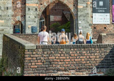 MAILAND, ITALIEN - 1. August 2019: Besucher des Schlosses Sforza im 15. Jahrhundert - Castello Sforzesco. Es ist eines der Hauptsymbole der Stadt Mailand, Lom Stockfoto