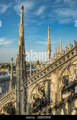 Mailand, Italien - 1. August 2019: Luftbild vom Dach des Mailänder Doms - Dom di Milano, Lombardei, Italien. Stockfoto