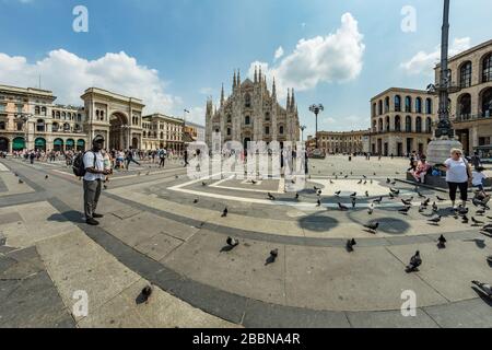MAILAND, ITALIEN - 1. AUGUST 2019: Die Piazza, die in etwa nordöstlicher Richtung zum Dom blickt, auf der rechten Seite, und der Bogen, der den Eingang zur Galleria V markiert Stockfoto