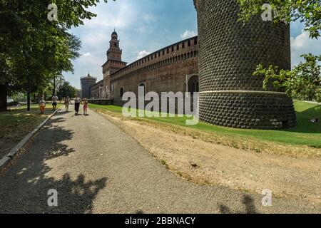 MAILAND, ITALIEN - 1. AUGUST 2019: Die Außenmauer des Castello Sforzesco - Schloss Sforza in Mailand. Stockfoto