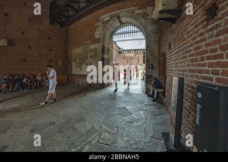 MAILAND, ITALIEN - 1. August 2019: Besucher des Schlosses Sforza im 15. Jahrhundert - Castello Sforzesco. Es ist eines der Hauptsymbole der Stadt Mailand, Lom Stockfoto