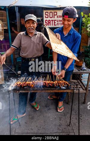 Indonesische Männer Kochen/Grillen Fleisch In Der Straße, Jakarta, Indonesien. Stockfoto