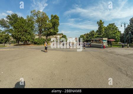 MAILAND, ITALIEN - 1. AUGUST 2019 - Weitwinkelpanorama zum Burgplatz und dem Brunnen vor dem Schloss Sforza, italienisch: Castello Sforzesco. Stockfoto