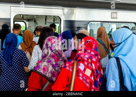 Indonesian People Queue to Board A Metro (MRT) Train, Jakarta, Indonesien. Stockfoto