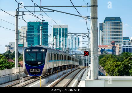 Ein Metro-Zug, der mit der Metro Jakarta (MRT), Jakarta, Indonesien fährt. Stockfoto