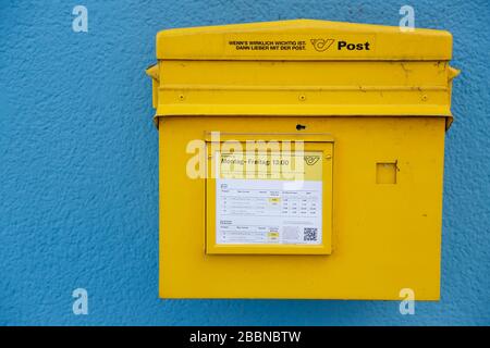Coronavirus Sars-CoV-2 COVID-19-Krise: Maßnahmen in Österreich, Österreich, am 31.03.2020 gelbe Postbox, blauer Hintergrund - weltweite Verwendung Stockfoto