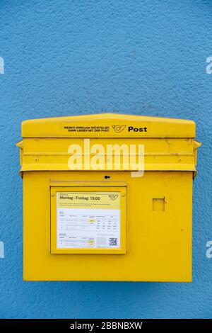 Coronavirus Sars-CoV-2 COVID-19-Krise: Maßnahmen in Österreich, Österreich, am 31.03.2020 gelbe Postbox, blauer Hintergrund - weltweite Verwendung Stockfoto