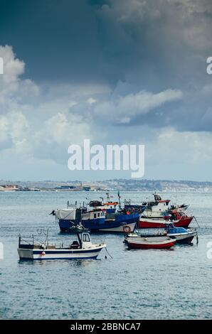 Fischerboote, die im Fischhafen Cascais - Portugal schwimmt. Stockfoto