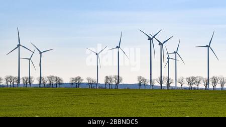 Sieversdorf, Deutschland. April 2020. Windkraftanlagen am Windpark "Odervorland" im Landkreis Oder-Spree. Credit: Patrick Pleul / dpa-Zentralbild / ZB / dpa / Alamy Live News Stockfoto