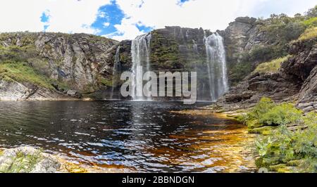 Bicame-Wasserfall und See mit rostfarbenem Wasser Stockfoto