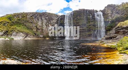 Bicame-Wasserfall und See mit rostfarbenem Wasser Stockfoto