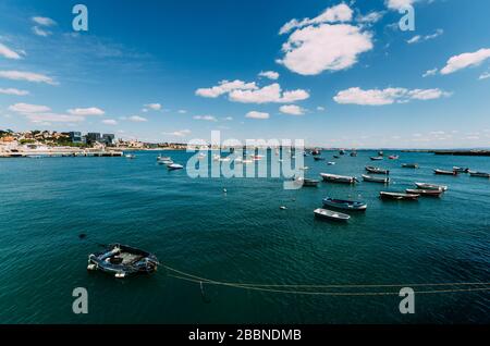 Seaside Stadtbild von Cascais city im Sommer Tag. Gemeinde Cascais, Portugal. Stockfoto