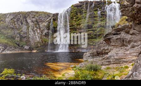 Bicame-Wasserfall und See mit rostfarbenem Wasser Stockfoto