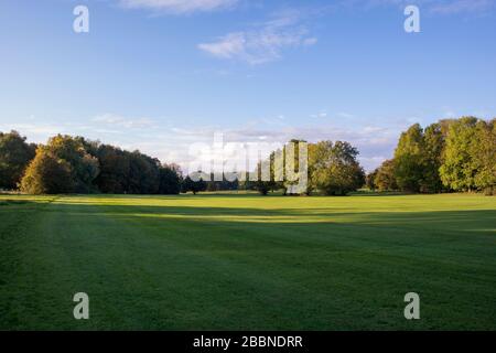 Sonniger Herbstabend Spaziergang durch den Golfplatz Stockfoto