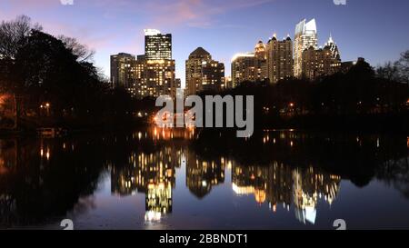 Das Stadtzentrum von Atlanta, Georgia, ist nachts mit Reflexionen verbunden Stockfoto