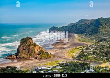 Lion Rock, Piha Beach, Stadt Piha, bei Ebbe, Blick von der Piha Road, Waitakere Ranges Regional Park, Auckland Region, North Island, Neuseeland Stockfoto