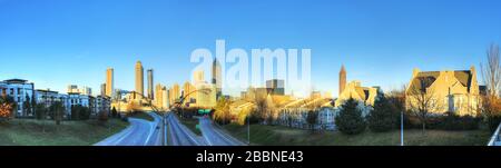 Ein Panorama der Skyline von Atlanta, Georgia in der Dämmerung Stockfoto