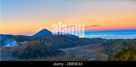 Mount Bromo in Indonesien Sonnenaufgang Panoramablick Stockfoto