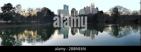 Ein Panorama der Skyline von Atlanta, Georgia mit Reflexionen Stockfoto