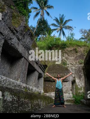 Touristen stehen auf felsigen Klippen mit Blick auf die tropische Küste, Nusa Penida, Bali, Indonesien Stockfoto