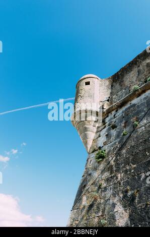 Detail der alten Wand und des Wachturms der Zitadelle aus dem 16. Jahrhundert von Cascais Portugal mit moderner CCTV-Kamera Stockfoto