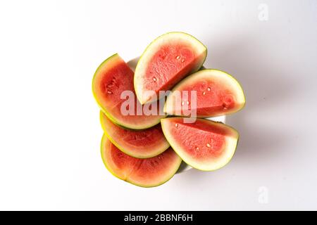 Scheiben frischer Wassermelone auf Platte isoliert auf weißem Hintergrund. Stockfoto