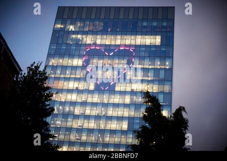 Nr. 1 Spinningfields, Manchesters mit neonem Herzfenster für Valentinstag "mit Liebe"-Installation Stockfoto