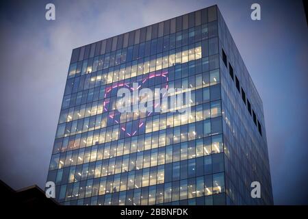 Nr. 1 Spinningfields, Manchesters mit neonem Herzfenster für Valentinstag "mit Liebe"-Installation Stockfoto