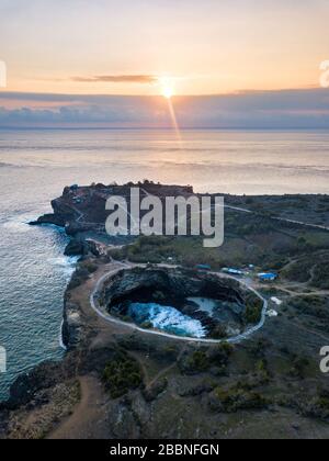 Gebrochener Strand in Nusa Penida Bali Indonesien Dronblick Stockfoto