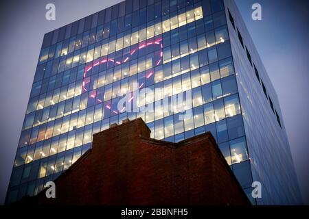 Nr. 1 Spinningfields, Manchesters mit neonem Herzfenster für Valentinstag "mit Liebe"-Installation Stockfoto