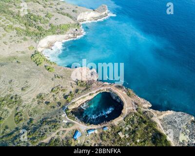 Gebrochener Strand in Nusa Penida Bali Indonesien Dronblick Stockfoto