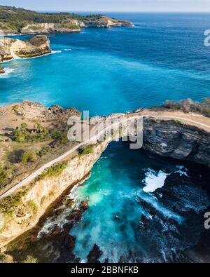 Gebrochener Strand in Nusa Penida Bali Indonesien Dronblick Stockfoto