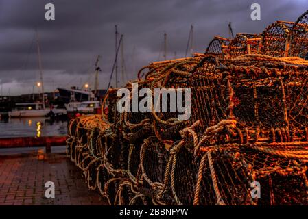 Fischfallen in kleinen Fischerhafen Stockfoto