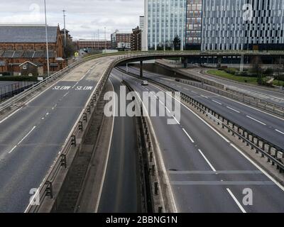 Leere Autobahn M8 in der Nähe der Kingston Bridge in Charing Cross, Glasgow während der Pandemie-Sperrstelle des britischen Coronavirus. Stockfoto