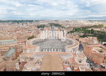 Vatikanstadt - 08. Oktober 2018 : Blick auf den Petersplatz (Piazza San Pietro) vom Petersdom (Papstbasilika) Stockfoto