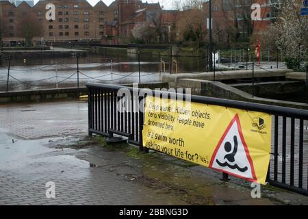 Warnschild in Shadwell Basin in Wapping am 19. Februar 2020 in London, Großbritannien. Schwimmer kommen jedes Jahr im Sommer hierher, um hinauszuhängen und ins Wasser zu springen, aber aufgrund vieler Verletzungen und eines Todesfalles werden die Menschen davon abgehalten, sich vom Tower Hamlets council hierher zu versammeln. Stockfoto