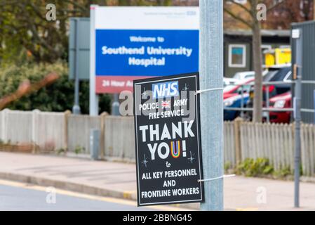 Southend on Sea, Essex, Großbritannien. April 2020. Meldungen zur Unterstützung der hart arbeitenden Mitarbeiter des National Health Service und der wichtigsten Mitarbeiter erscheinen auf den Straßen, die zum Southend University Hospital während der Sperrzeit der COVID-19-Coronavirus-Pandemie führen Stockfoto