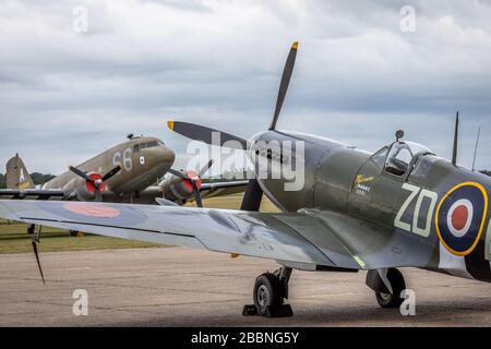 Douglas Dakota C-47A '2100884' und Spitfire IXB 'MH434' während der Veranstaltung DAKS over Normandy, Duxford Airfield, Cambridgeshire, Großbritannien Stockfoto