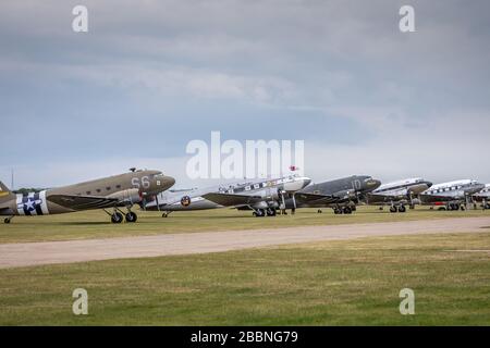 Douglas DC-3 (Dakotas) während der Veranstaltung DAKS over Normandy, Duxford Airfield, Cambridgeshire, Großbritannien Stockfoto