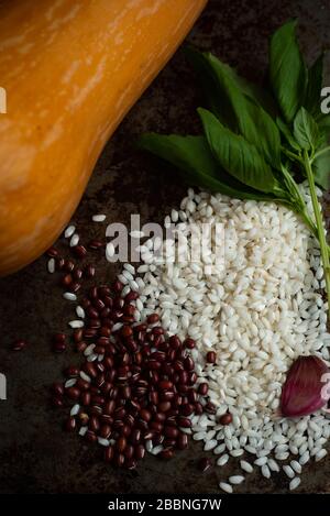 Bewahren Sie Schrankzutaten für geröstetes Butternusshörnchen Risotto auf Stockfoto