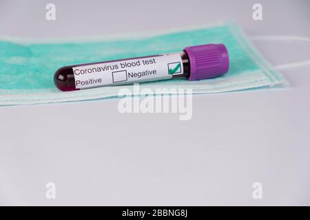 Negatives Bluttestergebnis für das neue, sich schnell ausbreitende Coronavirus, Stockfoto