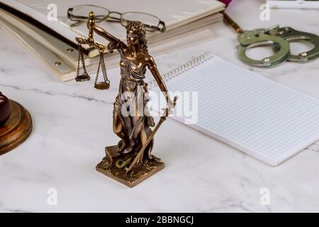 Beratungsdienst zwischen Justizstatue im Anwalt mit Aktenmappe Arbeitsdokument Stockfoto