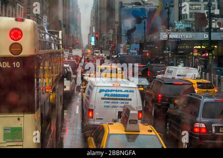 An einem regelwidrigen Regentag stau an der 8th Avenue und der West 33rd Street in New York Stockfoto