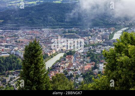 Blick auf die Stadt und den Inn an einem Sommertag Stockfoto