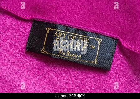 Art of the Schal Tie Rack Label in Woman's Pink Schal - verkauft im Vereinigten Königreich, Großbritannien Stockfoto