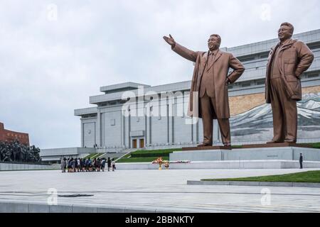 Nordkoreanische Menschen beugen sich vor Kim Il Sung und Kim Jong Il Statuen in Mansudae Grand Monument, Pjöngjang, Nordkorea Stockfoto