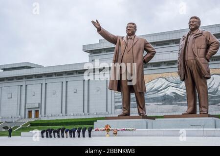 Nordkoreanische Menschen beugen sich vor Kim Il Sung und Kim Jong Il Statuen in Mansudae Grand Monument, Pjöngjang, Nordkorea Stockfoto