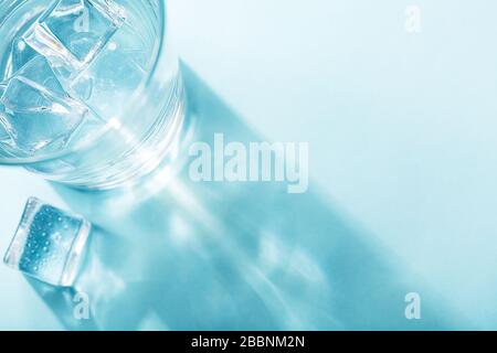 Farbiges Banner mit frischen Eiswürfeln und Reflexionen Stockfoto
