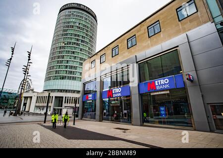 Birmingham, Großbritannien. April 2020. Lockdown und soziale Distanzierung werden am 1. April 2020 im Stadtzentrum von Birmingham, Birmingham, Großbritannien, eingehalten. Es gibt immer noch eine Reihe von Arbeitern, die ihre Geschäfte machen, und eine kleine Anzahl von Menschen, die auf den Straßen laufen. Die Innenstadt ist heute eine Woche lang unruhig. Die Regierungsbotschaft von "Tag zu Hause; Schutz der NHS; Rettung von Leben" in Verbindung mit dem anhaltenden Anstieg von Fällen und Todesfällen durch Coronavirus (Covid-19) scheint weitgehend zu funktionieren. Kredit: Anthony Wallbank/Alamy Live News Stockfoto